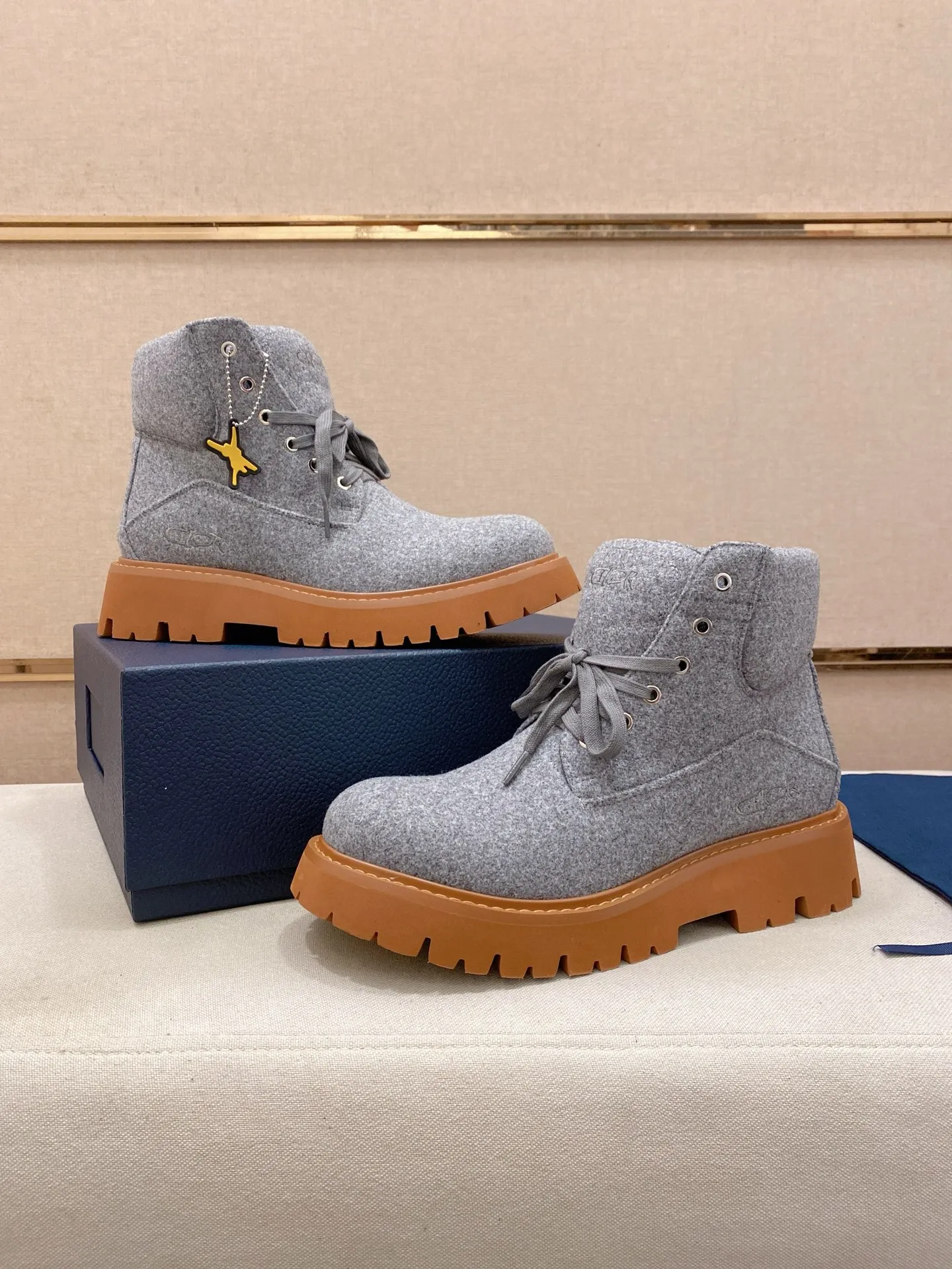 Factory price: 560💰[Dior·Dior] New casual high-top men's shoes, new spring and summer design, perfect workmanship, lace-up lazy style to create cabinet quality, upper: imported first-layer cowhide, high-grade sheepskin lining soft and comfortable, ultra-light TPU wear-resistant outsole, simple, versatile fashion men's shoes, excellent color code number 38-44. Customized at 45.46